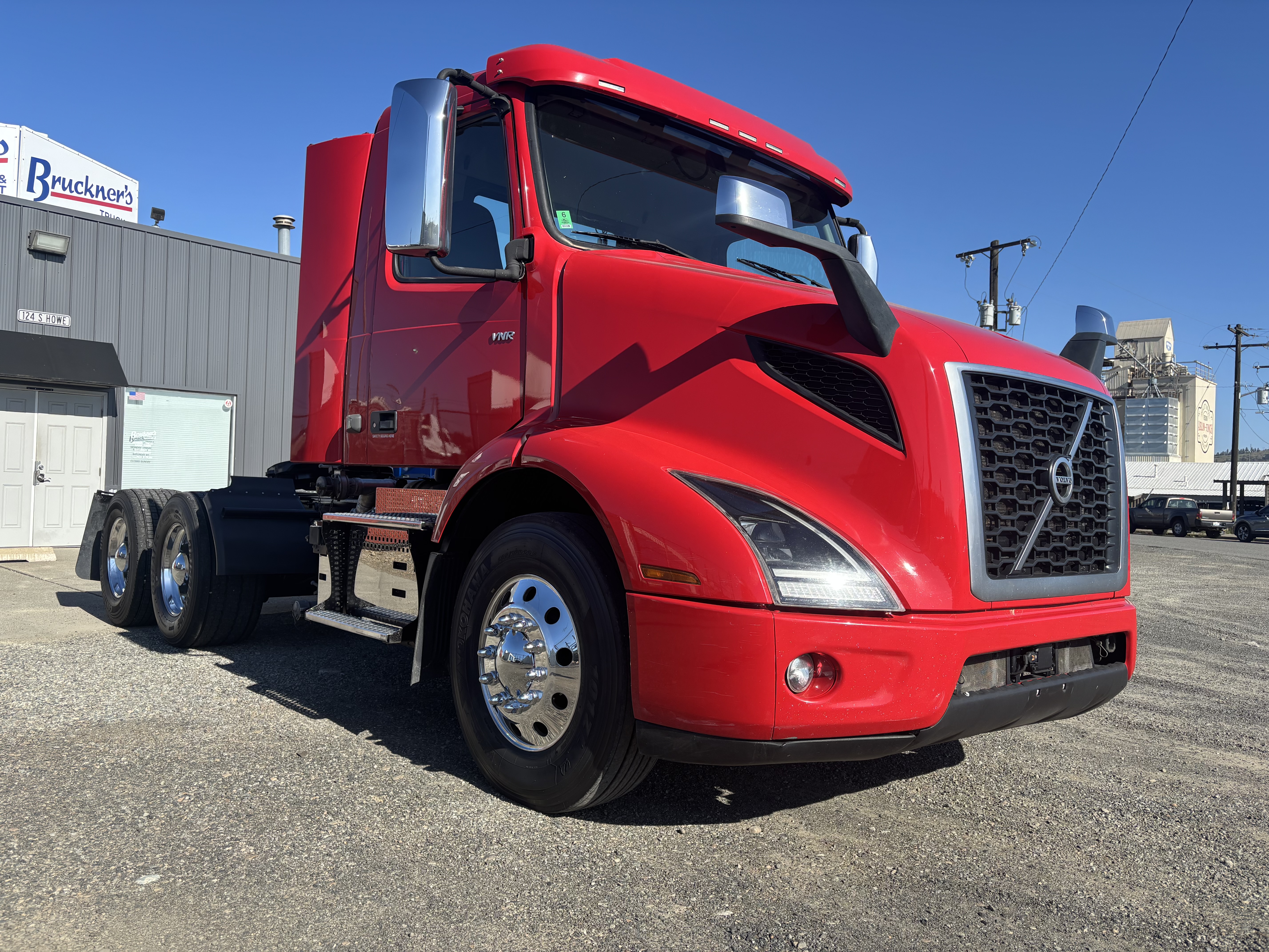 2023 Volvo VNR 640 in Spokane, WA — photo 3