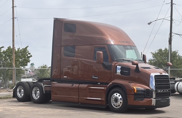 2027 Mack Pinnacle in Denver, CO — photo 2