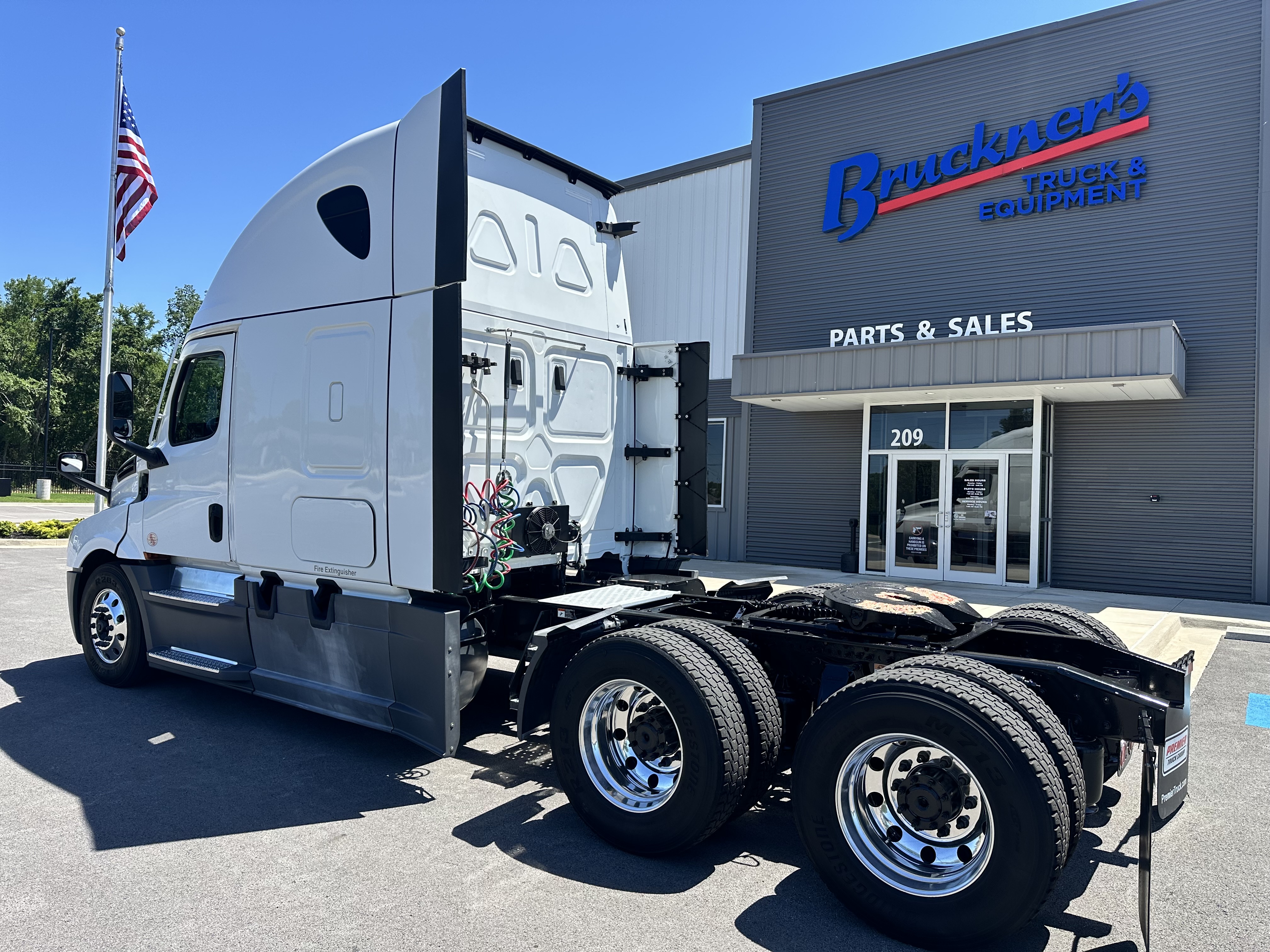 2023 Freightliner Cascadia in Van Buren, AR — photo 3
