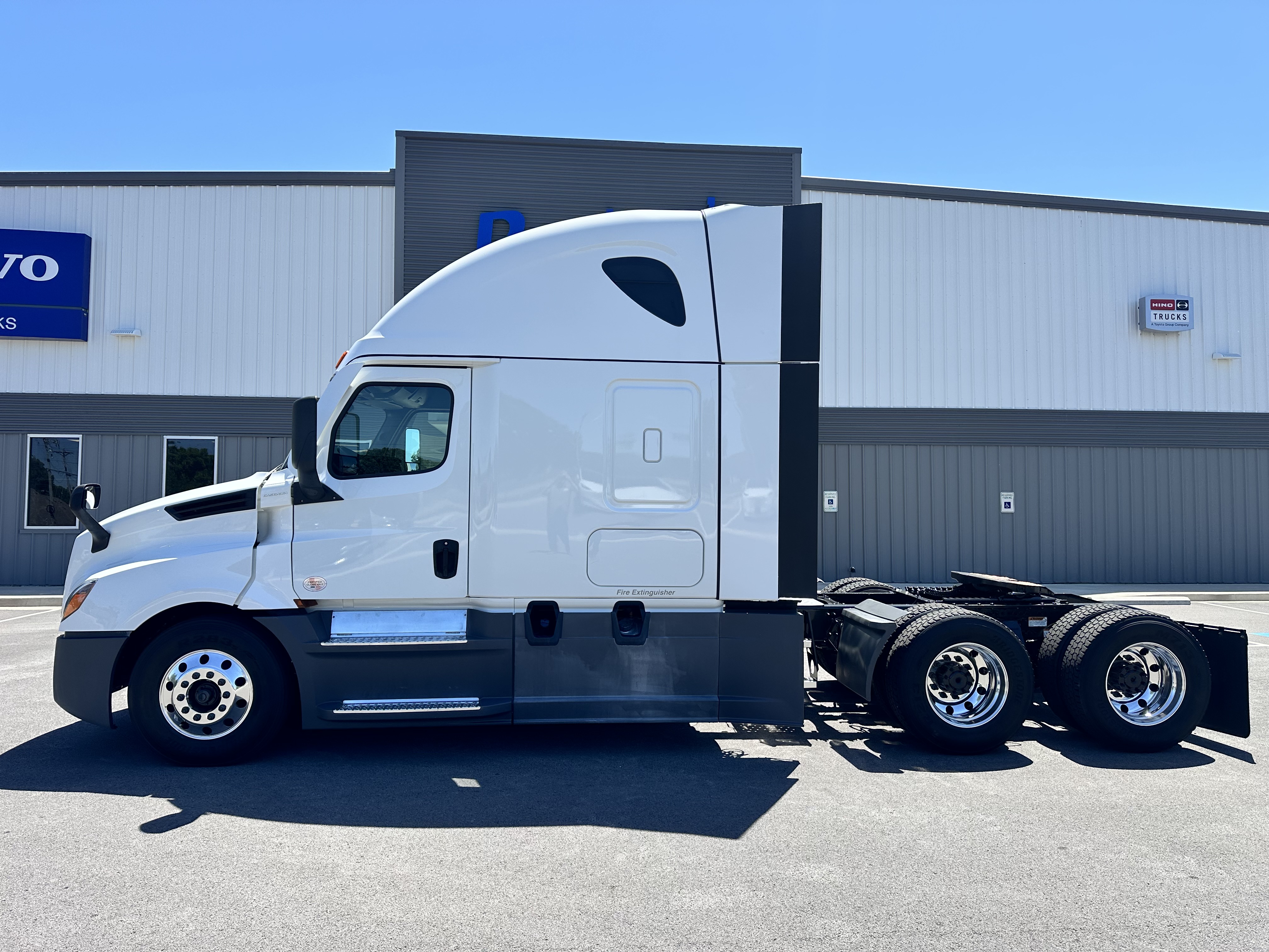 2023 Freightliner Cascadia in Van Buren, AR — photo 2