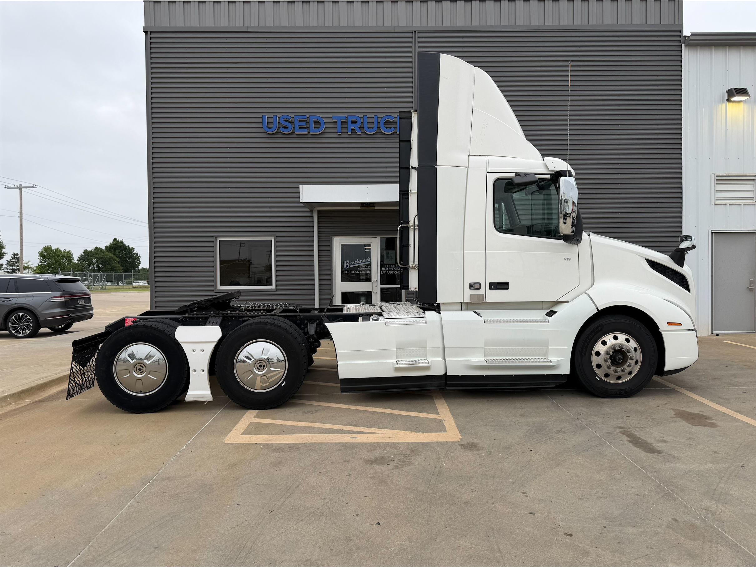 2019 Volvo VNL 300 in Oklahoma City, OK — photo 4