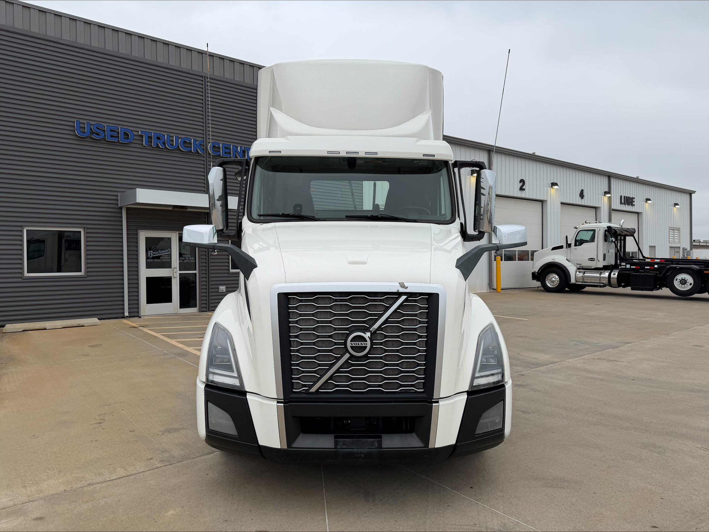2019 Volvo VNL 300 in Oklahoma City, OK — photo 2