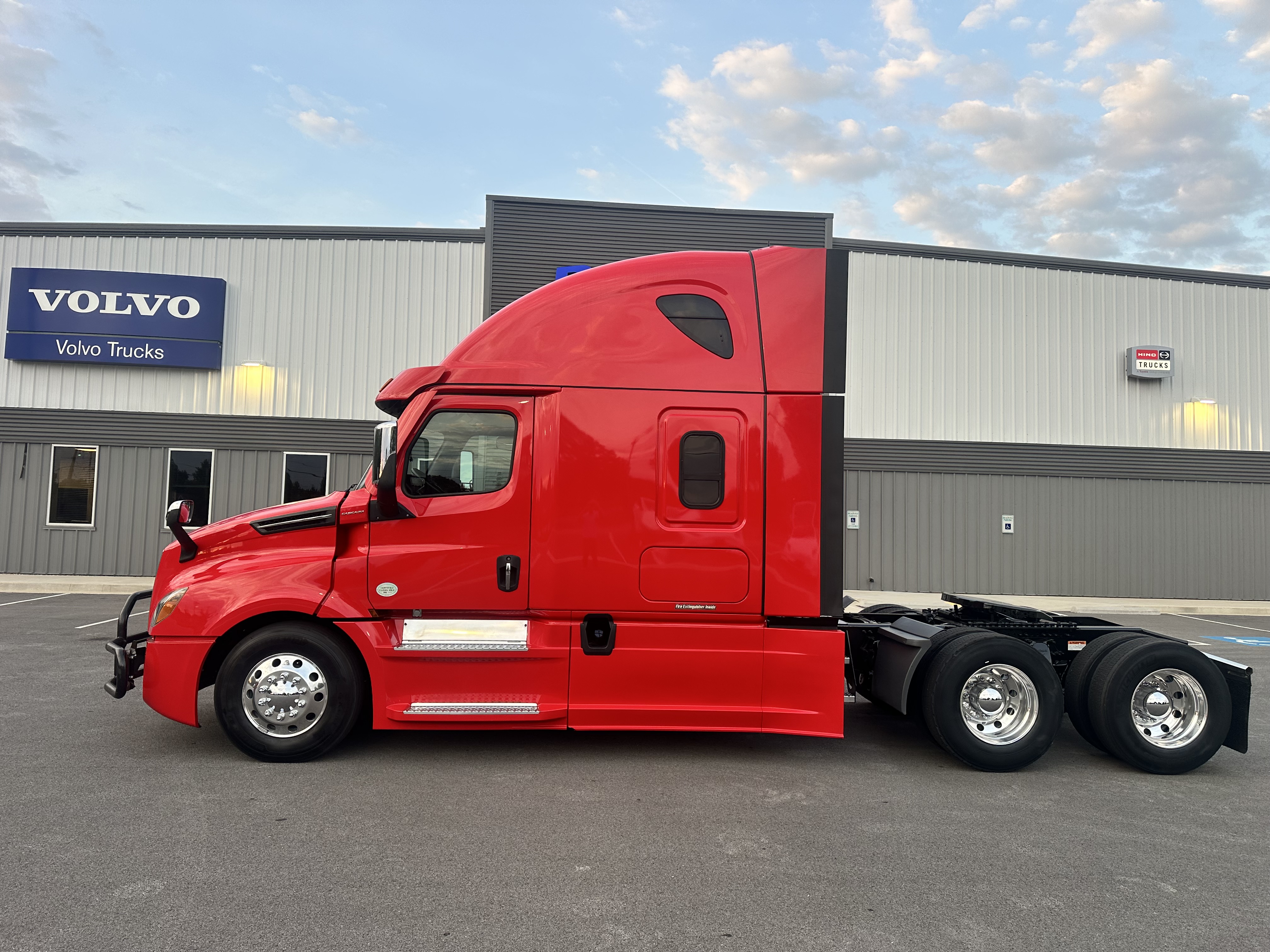 2022 Freightliner Cascadia in Van Buren, AR — photo 2