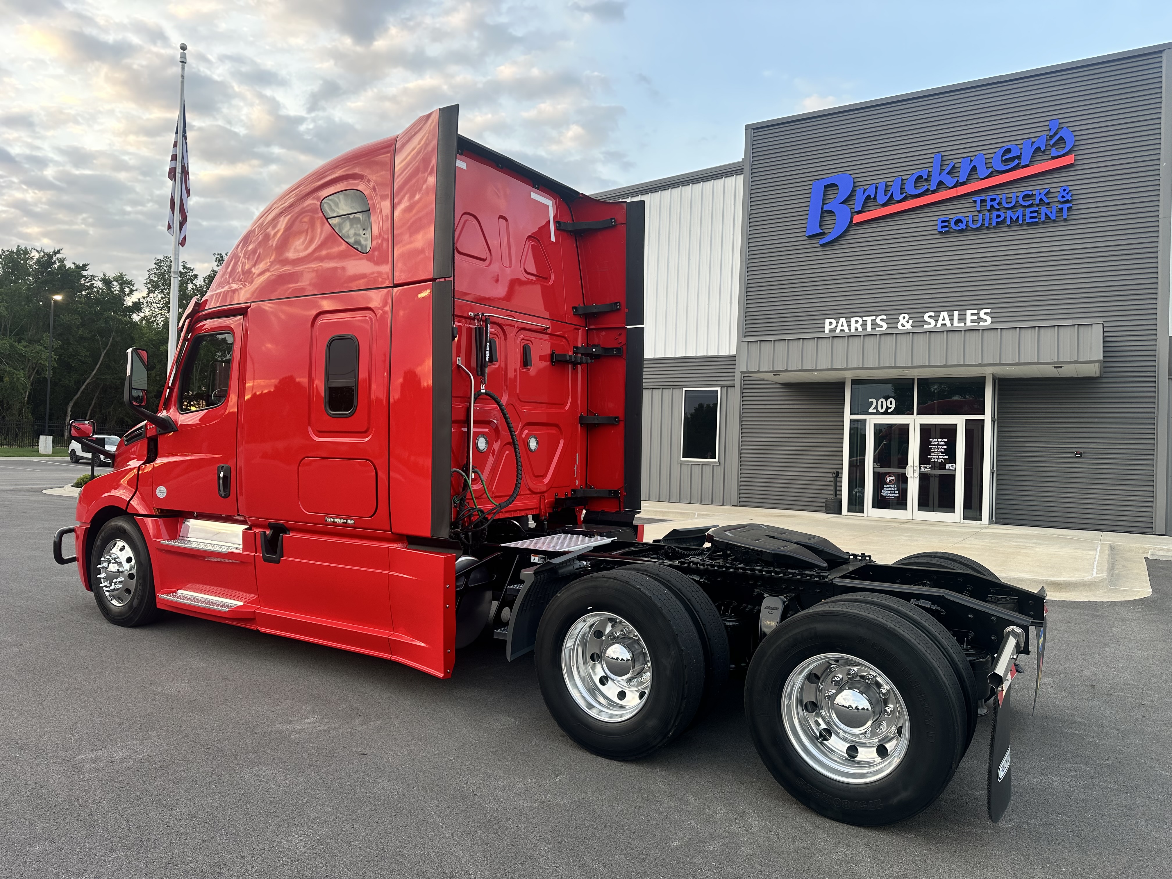 2022 Freightliner Cascadia in Van Buren, AR — photo 3