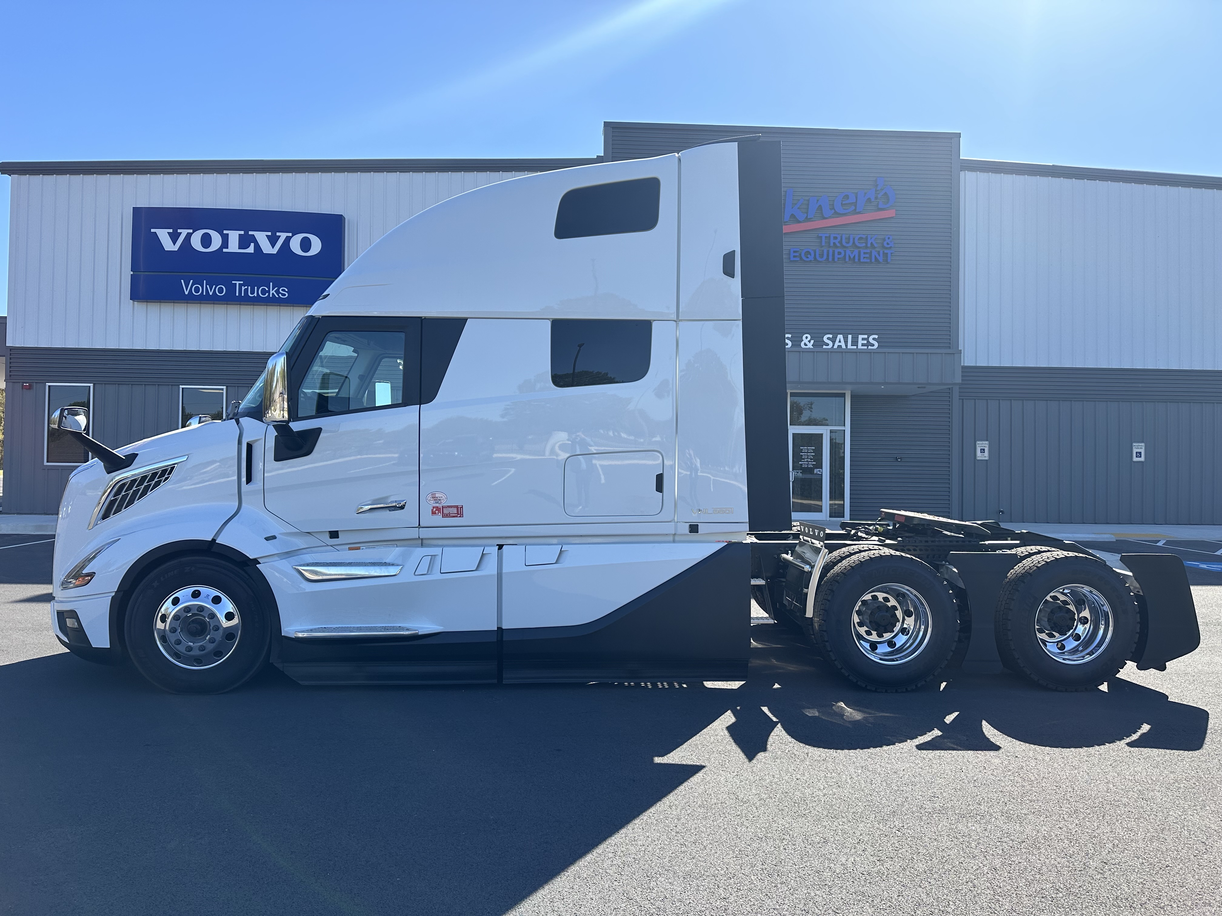 2025 Volvo VNL 860 in Amarillo, TX — photo 2