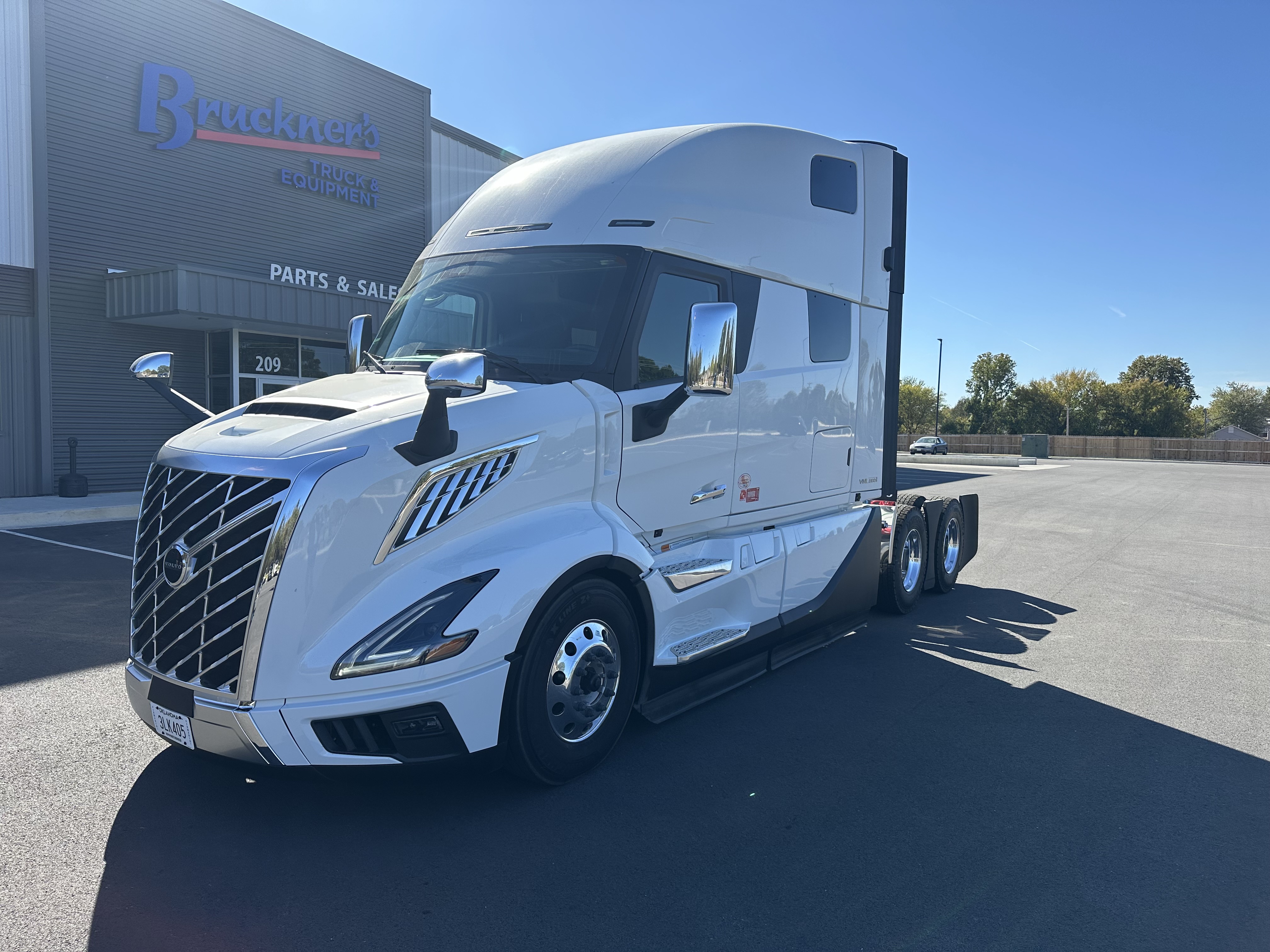 2025 Volvo VNL 860 in Amarillo, TX