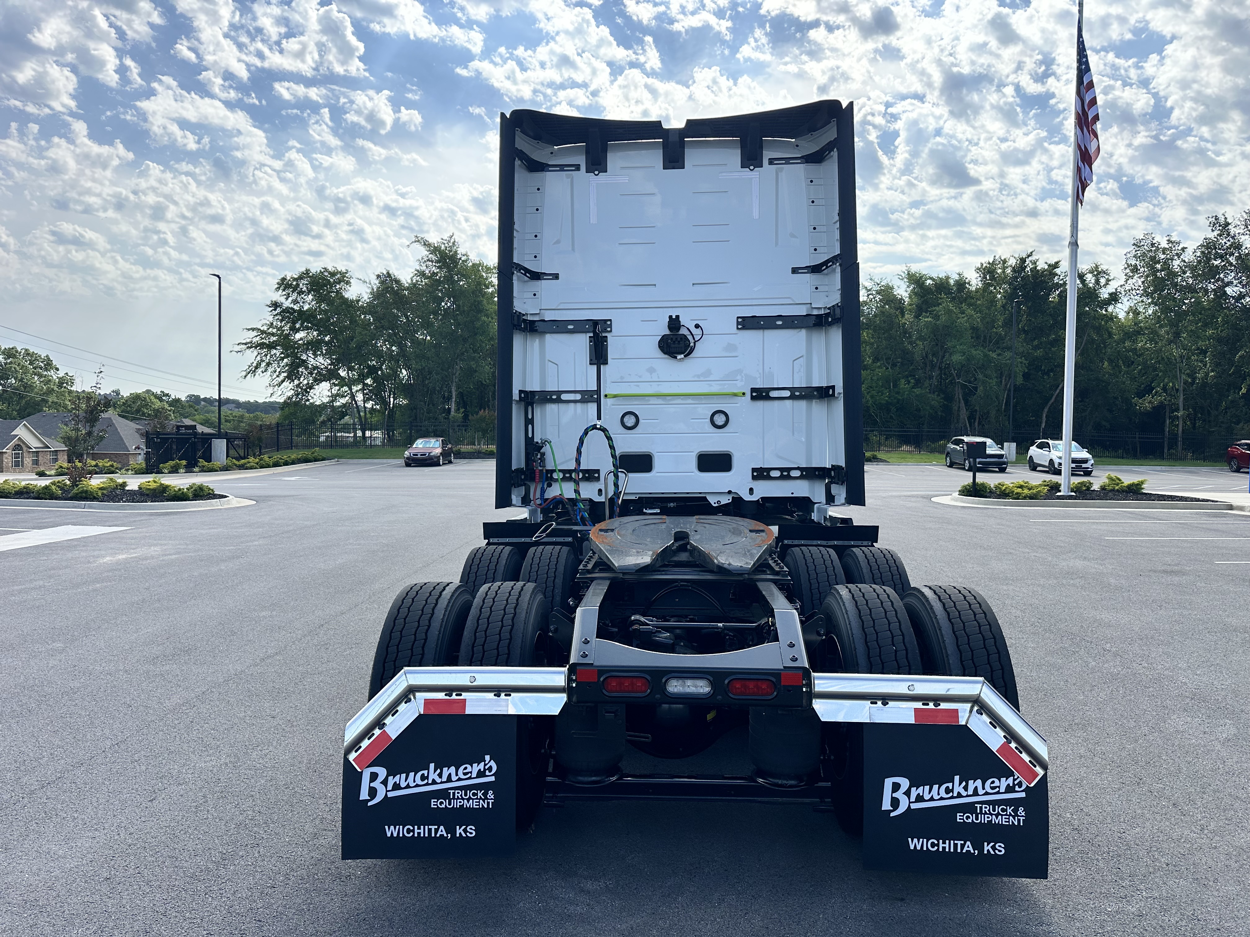 2026 Volvo VNL 860 in Van Buren, AR — photo 4
