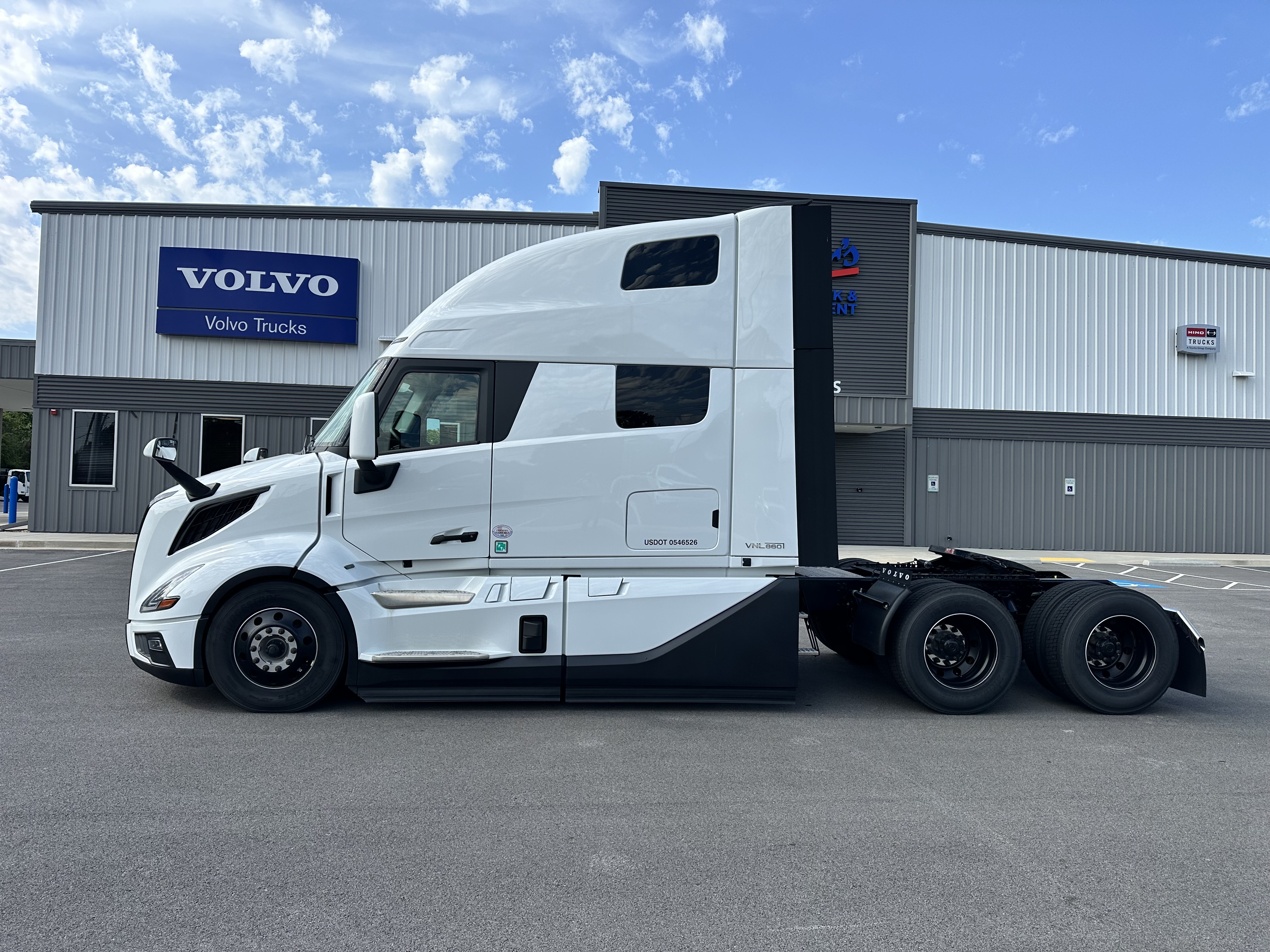 2026 Volvo VNL 860 in Van Buren, AR — photo 2