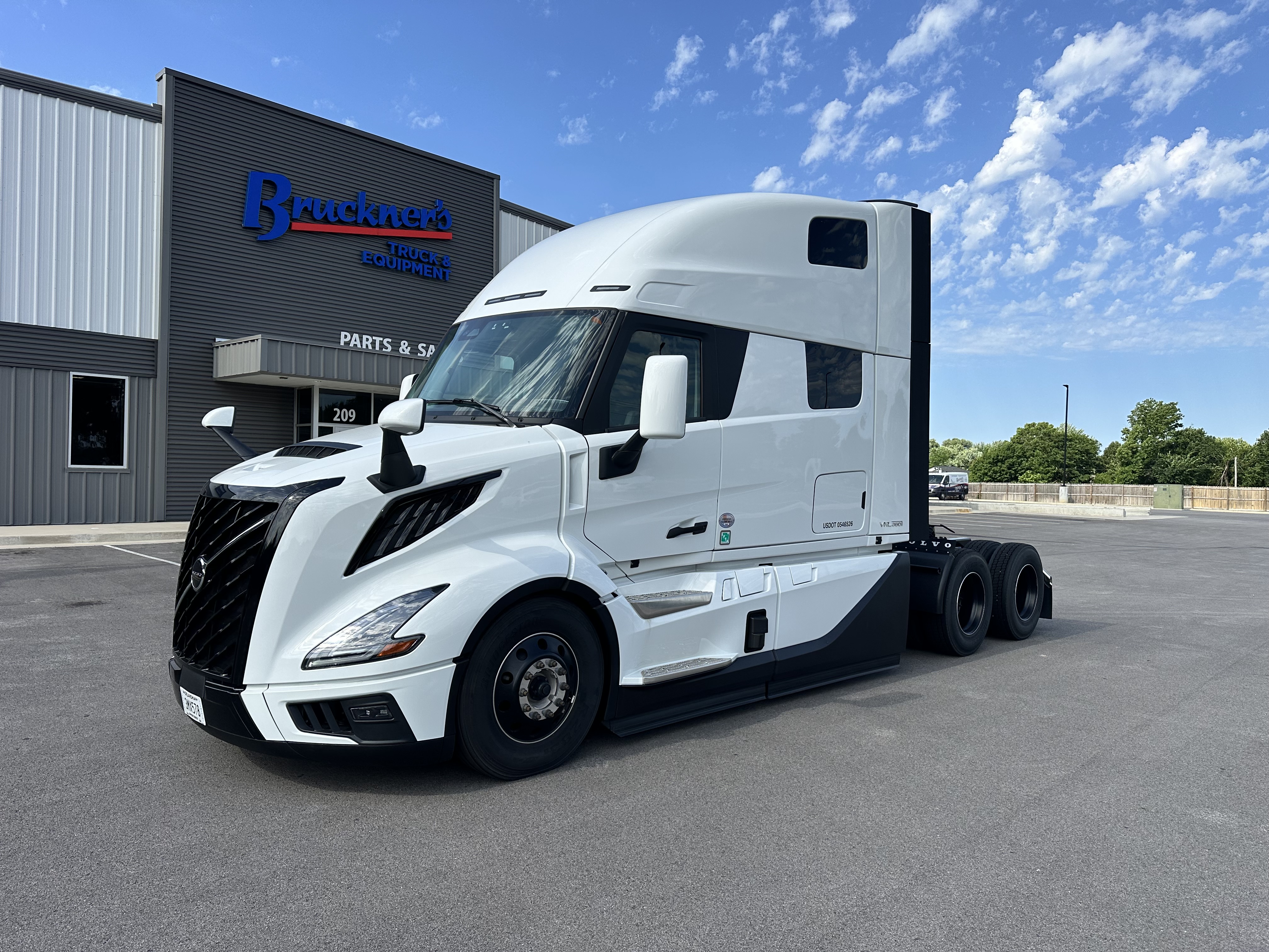 2026 Volvo VNL 860 in Van Buren, AR