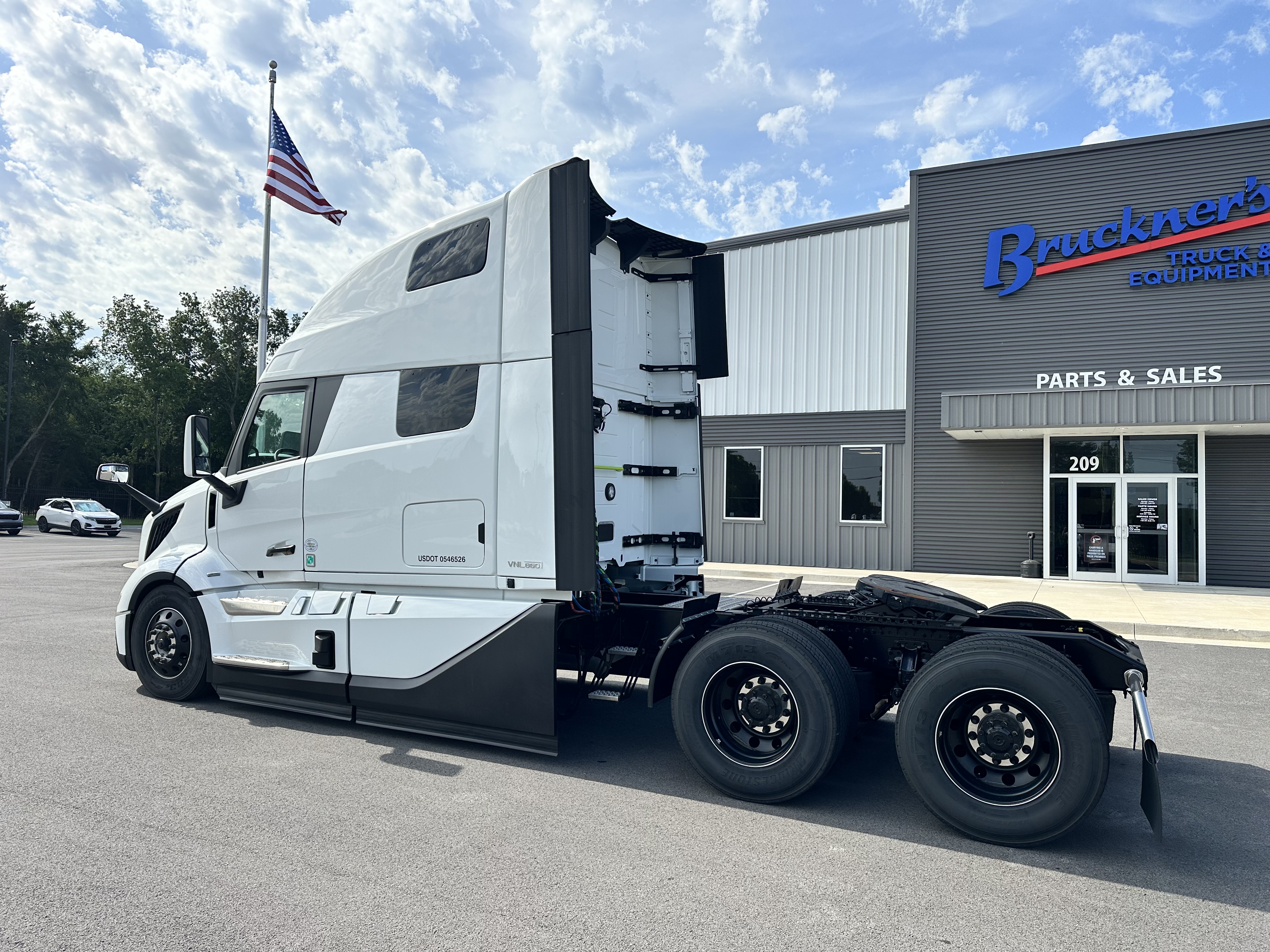 2026 Volvo VNL 860 in Van Buren, AR — photo 3