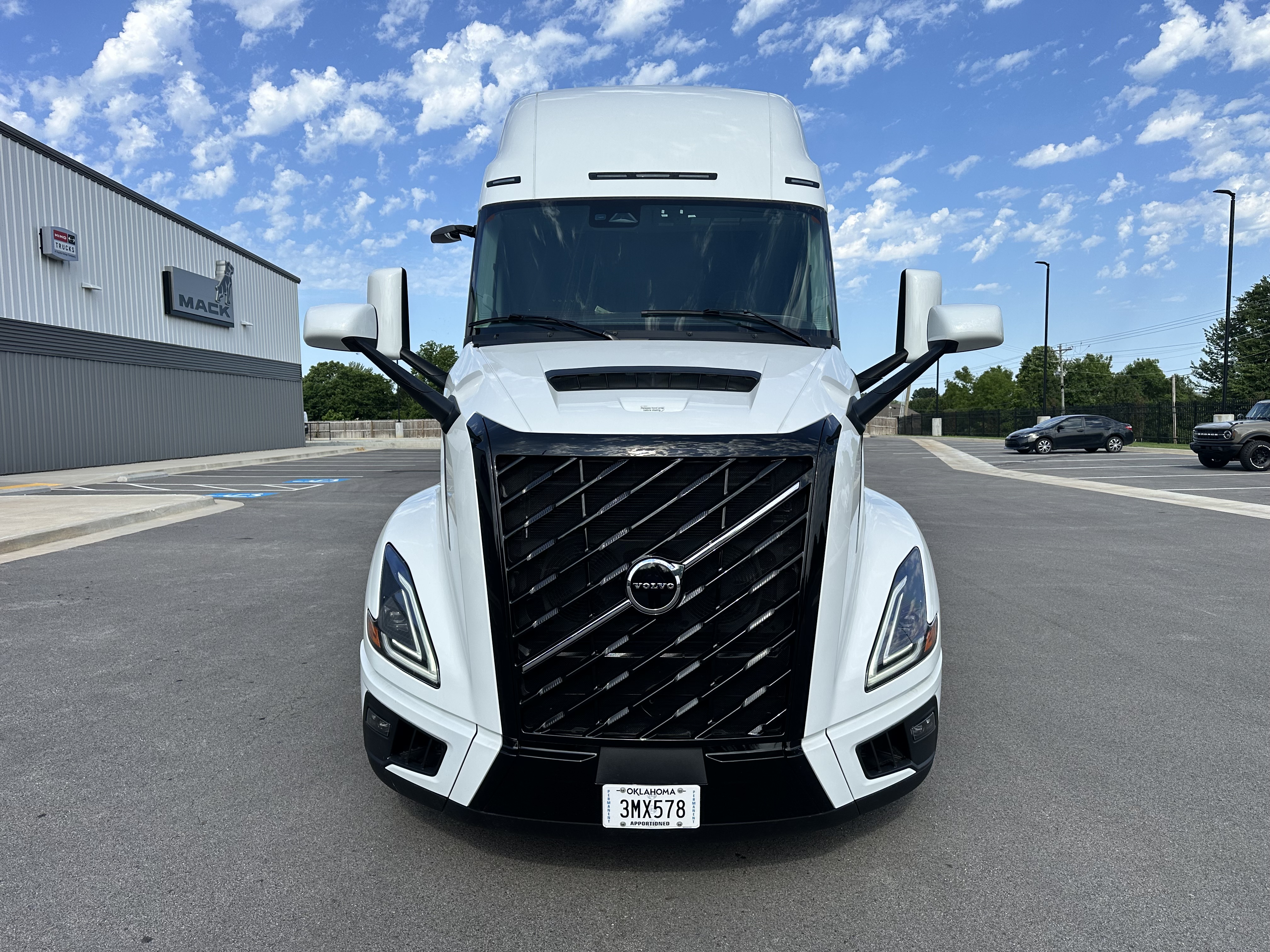 2026 Volvo VNL 860 in Van Buren, AR — photo 8