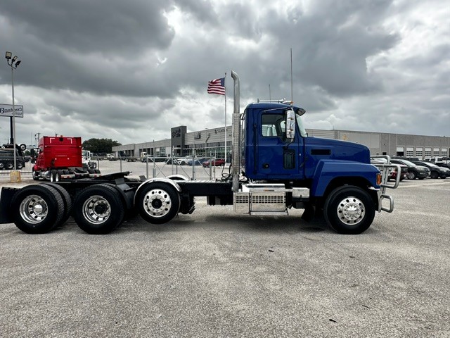 2021 Mack Pinnacle in San Antonio, TX — photo 5
