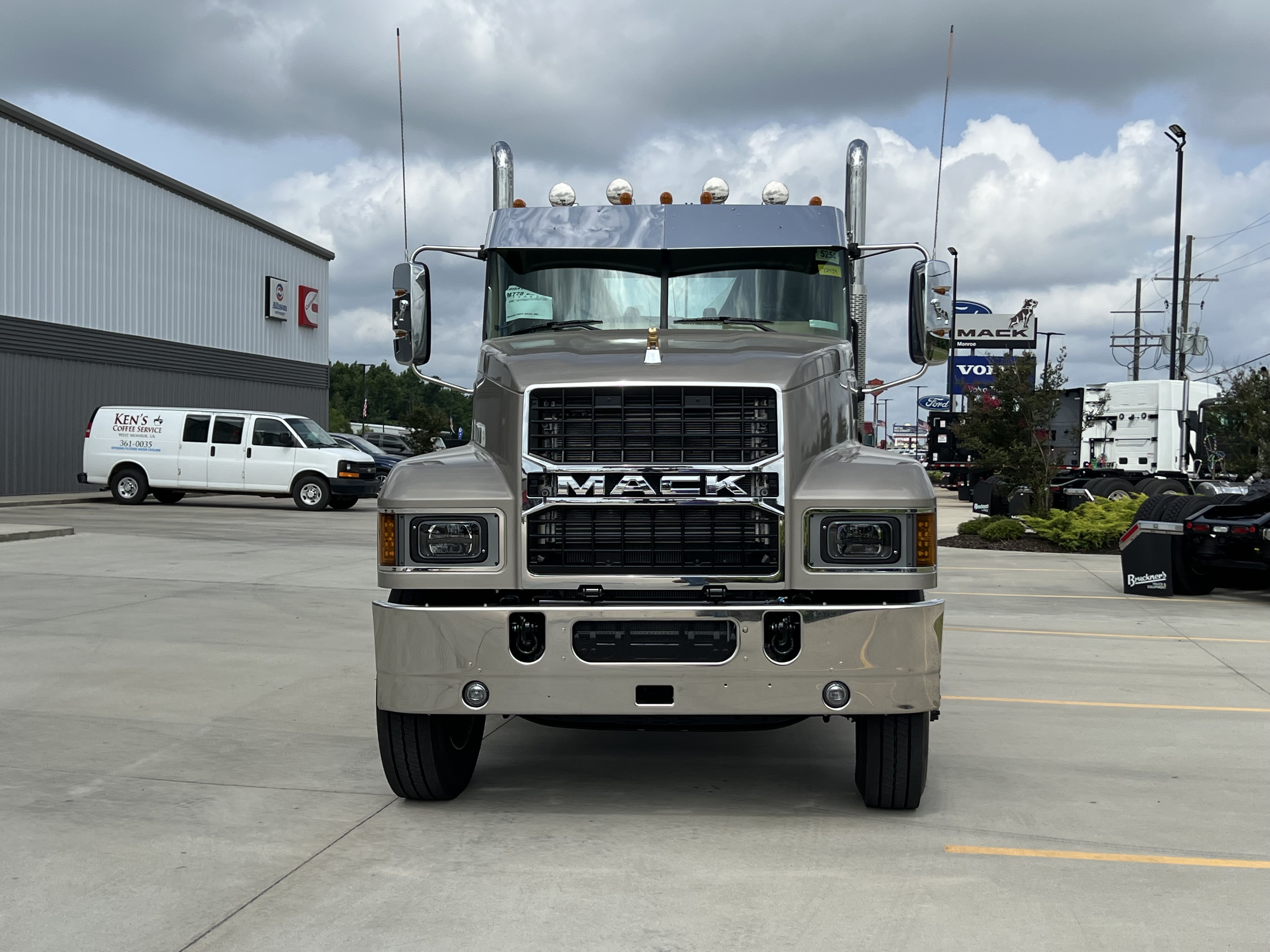 2027 Mack Pinnacle in Monroe, LA — photo 2