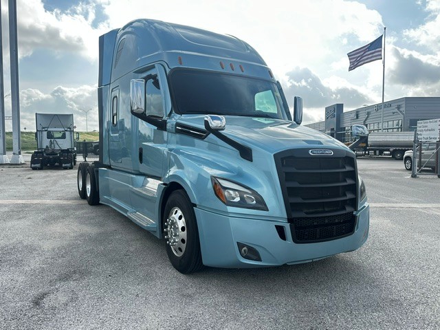 2023 Freightliner Cascadia in San Antonio, TX — photo 2