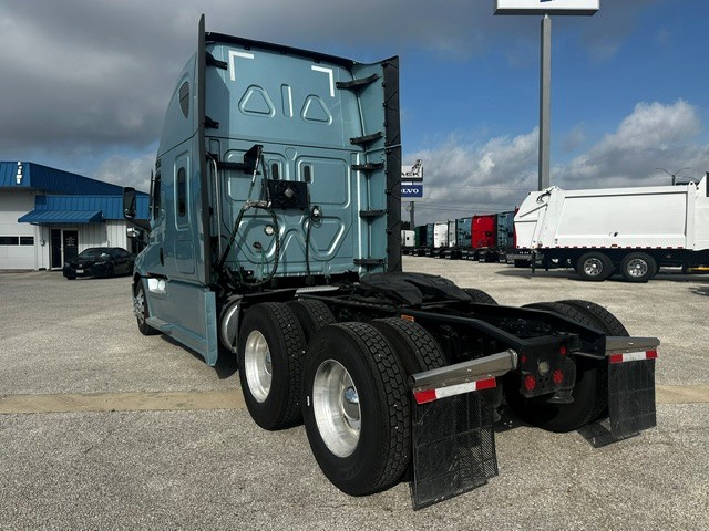 2023 Freightliner Cascadia in San Antonio, TX — photo 6