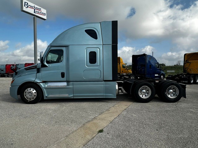 2023 Freightliner Cascadia in San Antonio, TX — photo 4
