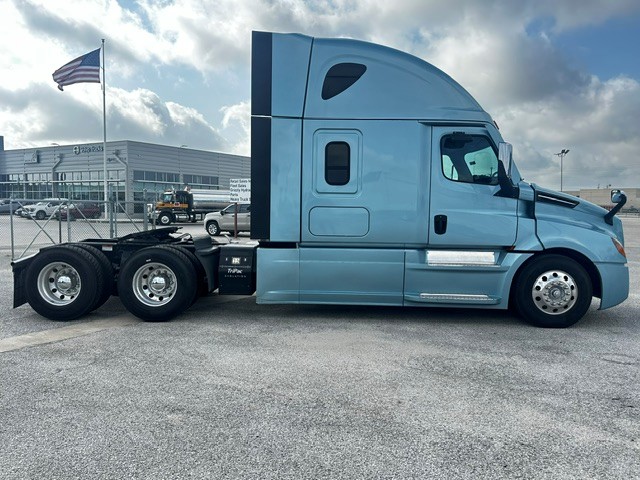 2023 Freightliner Cascadia in San Antonio, TX — photo 5