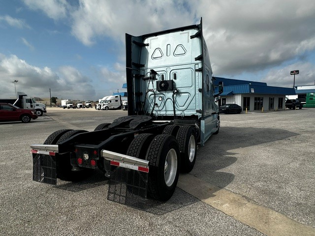 2023 Freightliner Cascadia in San Antonio, TX — photo 8