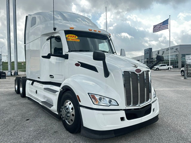 2024 Peterbilt 579 in Van Buren, AR — photo 2