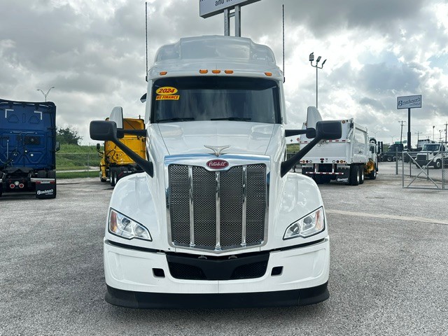 2024 Peterbilt 579 in Van Buren, AR — photo 3