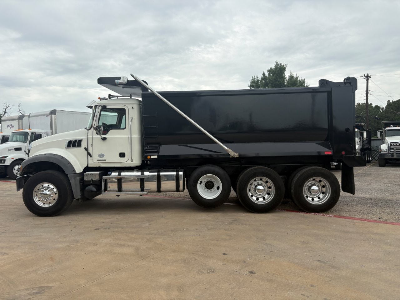 2020 Mack Granite in Dallas Irving Blvd, TX — photo 8
