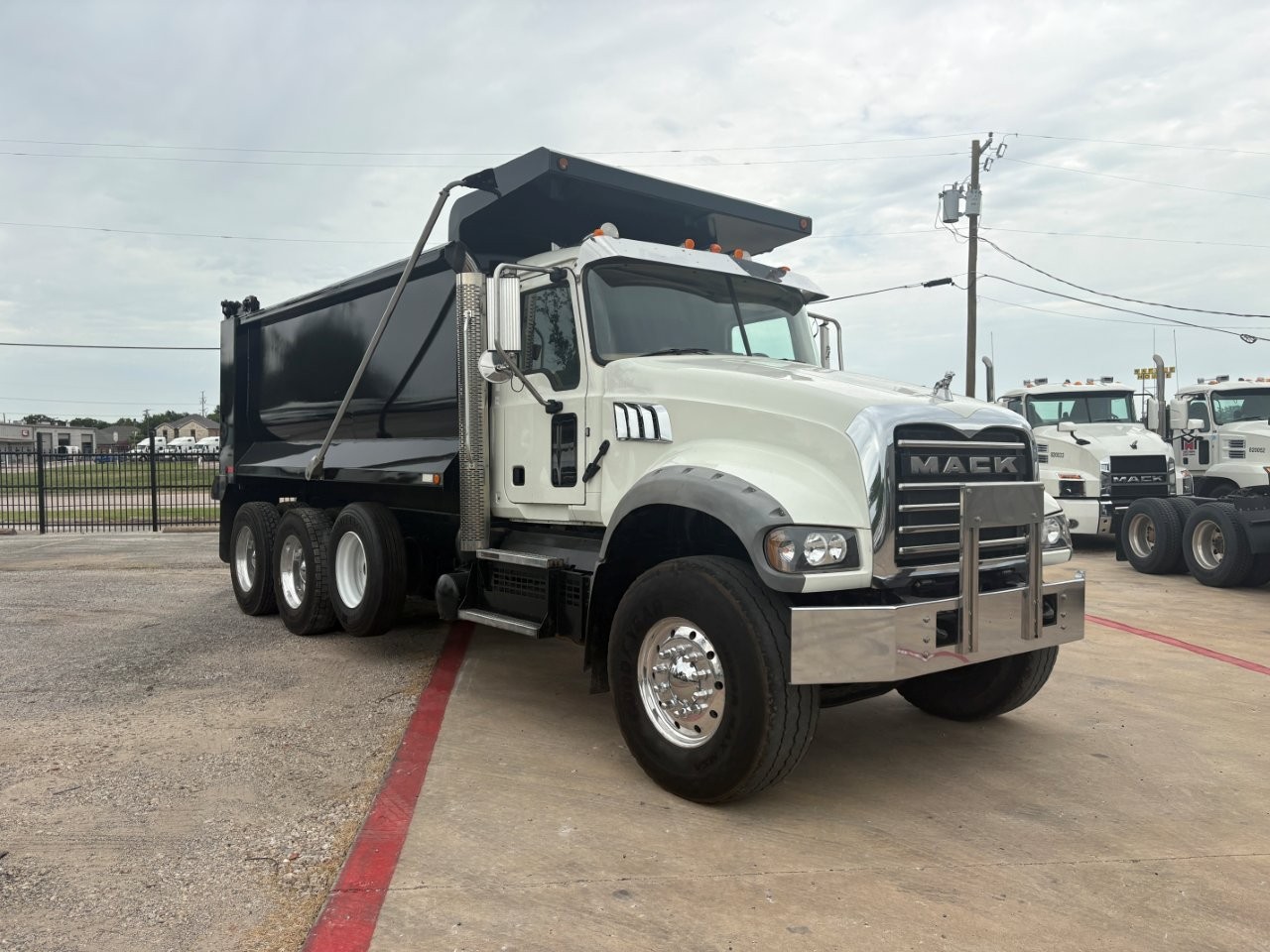 2020 Mack Granite in Dallas Irving Blvd, TX — photo 3