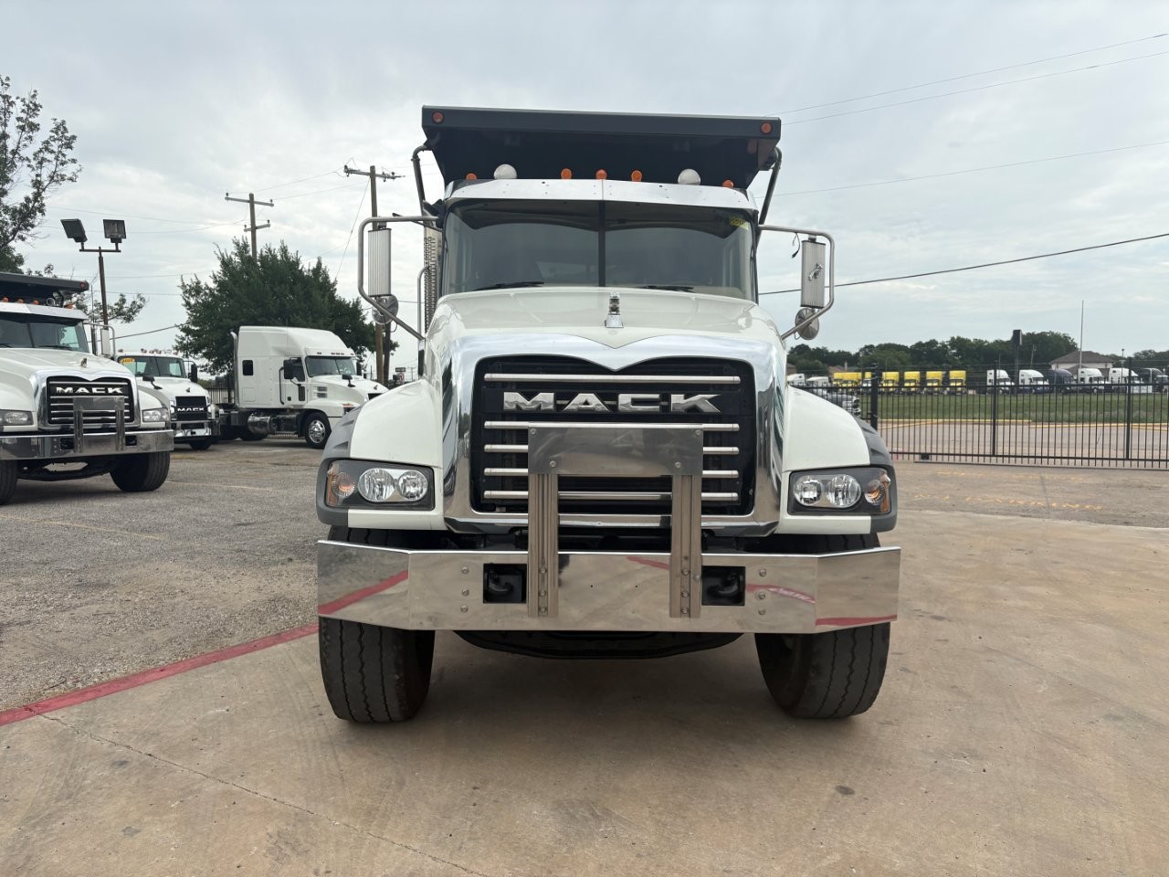 2020 Mack Granite in Dallas Irving Blvd, TX — photo 2
