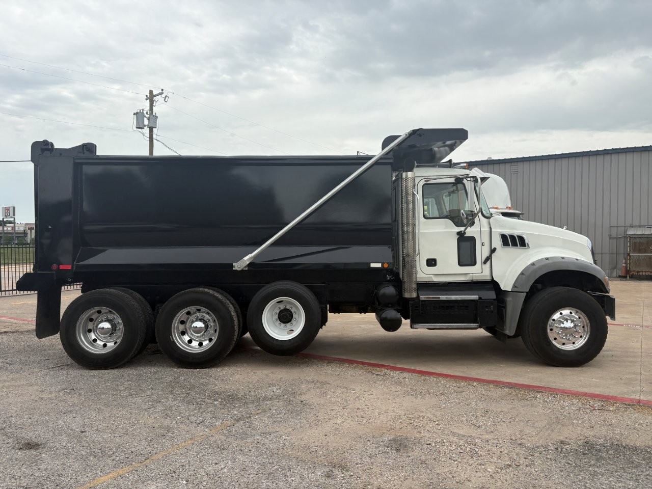 2020 Mack Granite in Dallas Irving Blvd, TX — photo 4