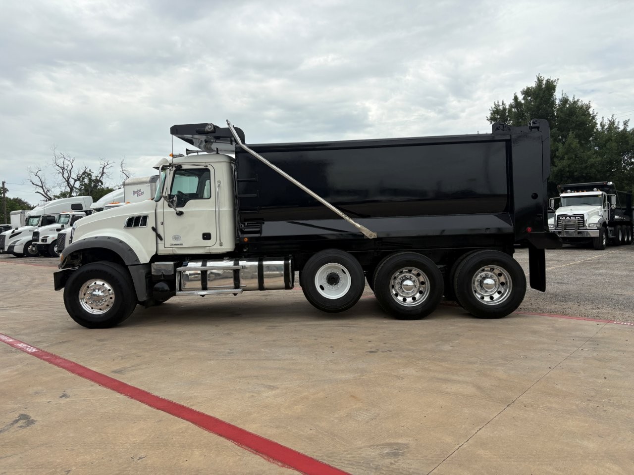 2021 Mack Granite in Dallas Irving Blvd, TX — photo 8