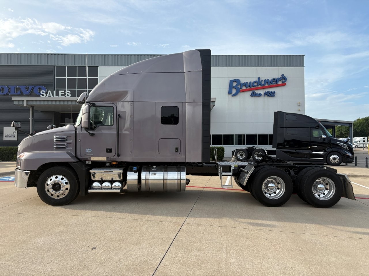 2023 Mack Anthem in TX — photo 8