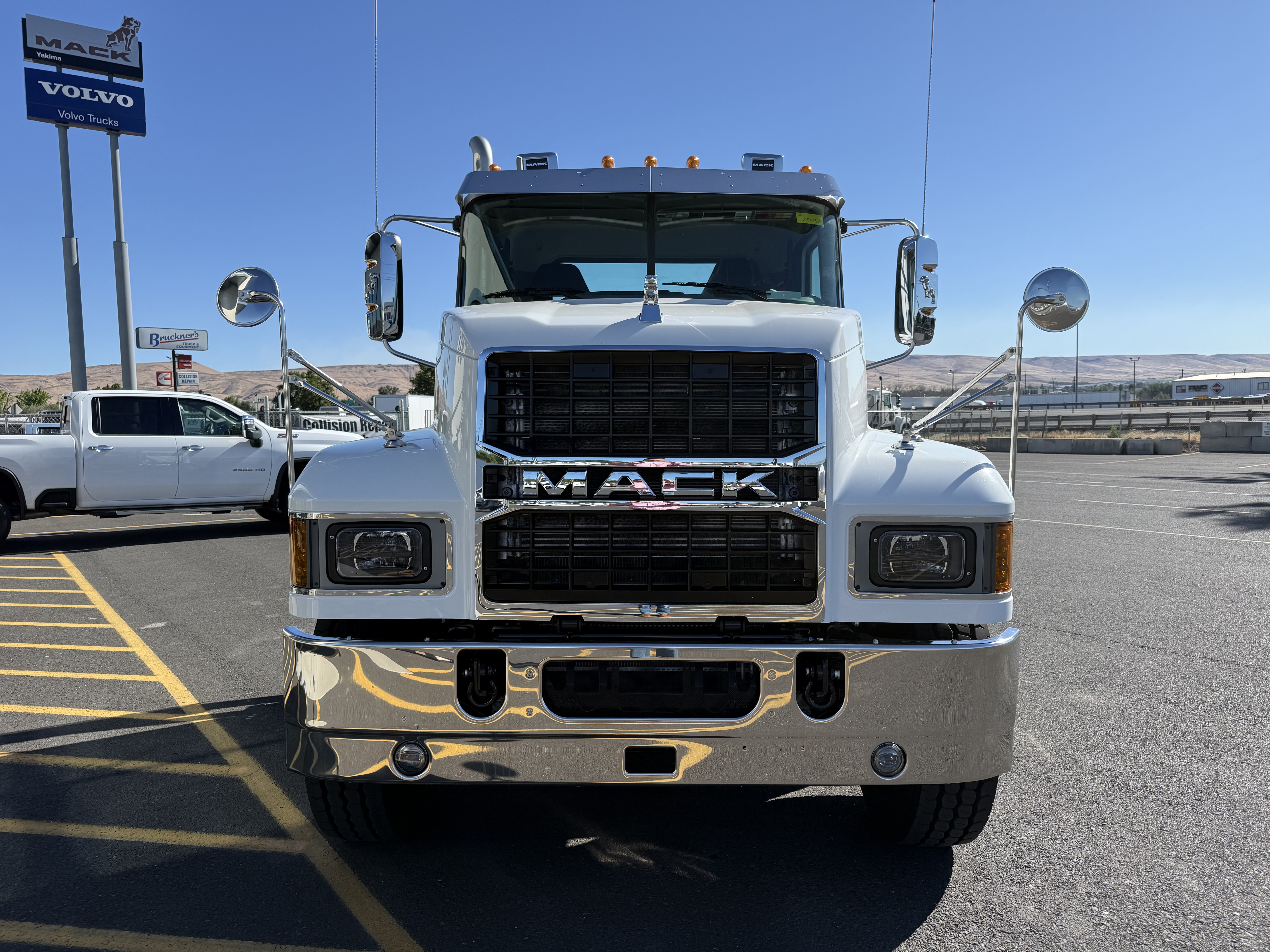 2027 Mack Pinnacle in Yakima, WA — photo 2