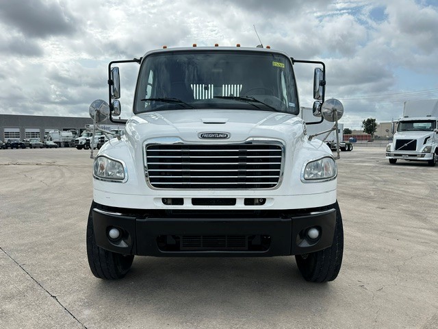 2018 Freightliner M2 106 in San Antonio, TX — photo 3