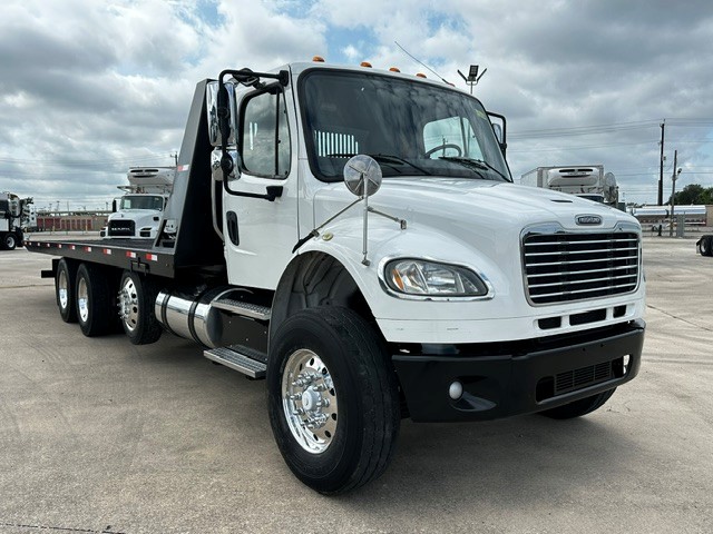 2018 Freightliner M2 106 in San Antonio, TX — photo 2