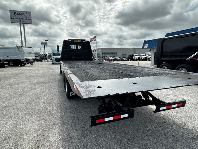 2018 Freightliner M2 106 in San Antonio, TX — photo 8