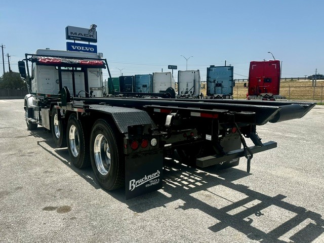2020 Volvo VHD 300 in San Antonio, TX — photo 6