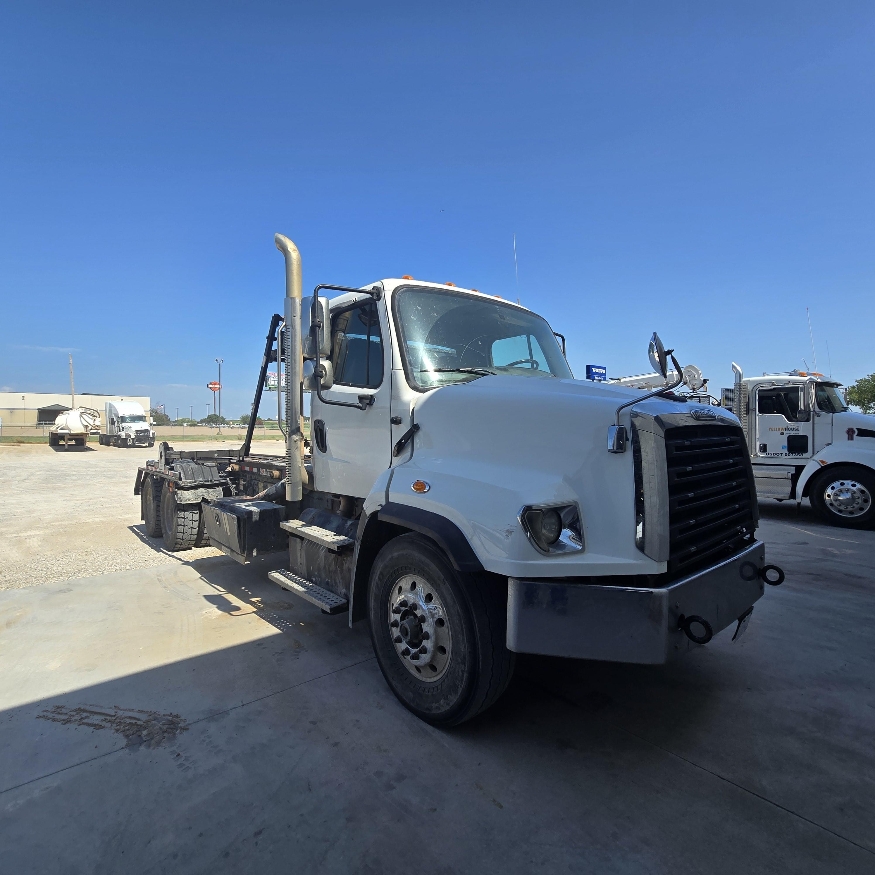 2021 Freightliner 114SD in Wichita Falls, TX — photo 2