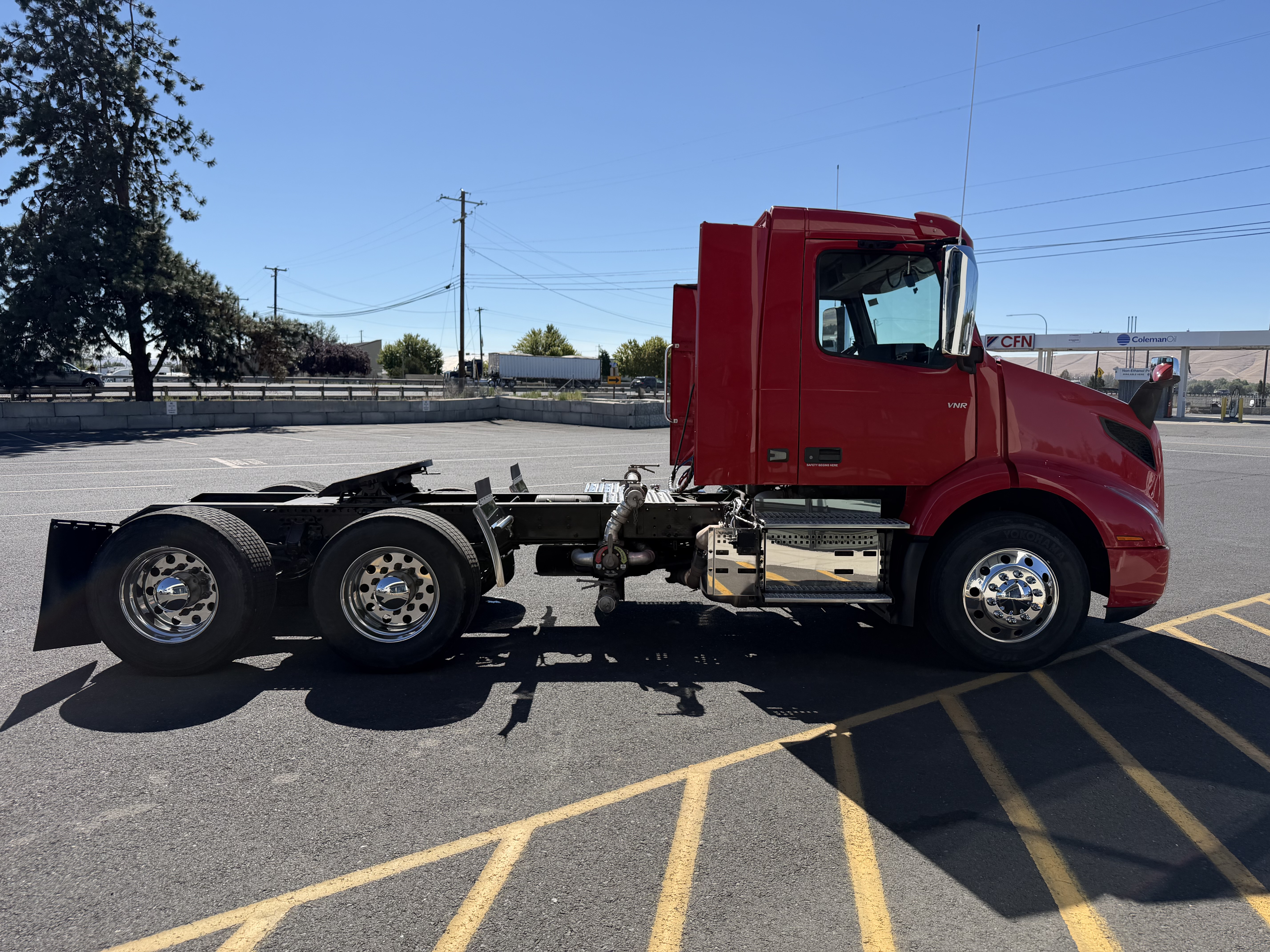 2023 Volvo VNR 640 in Yakima, WA — photo 4