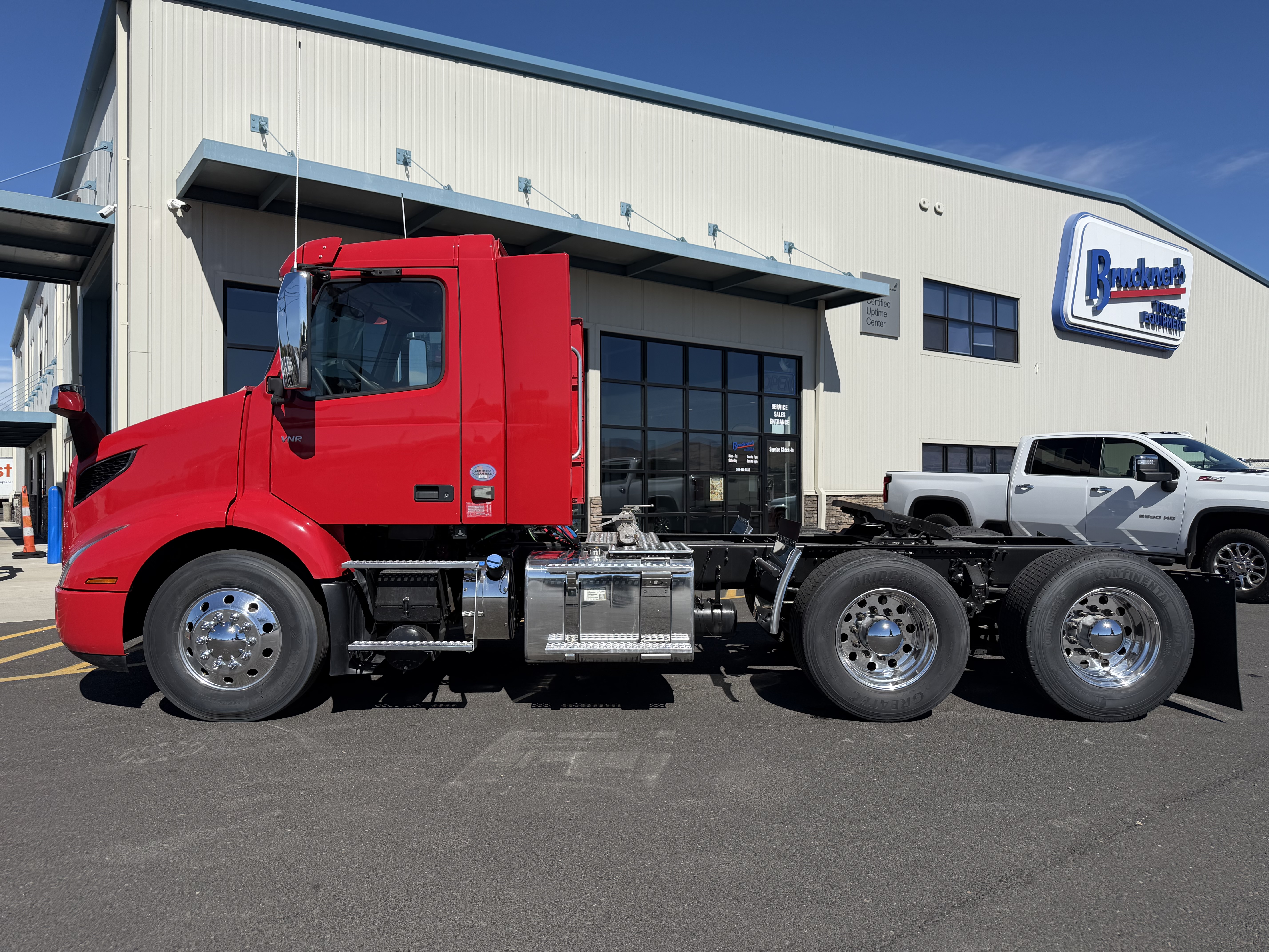 2023 Volvo VNR 640 in Yakima, WA — photo 8