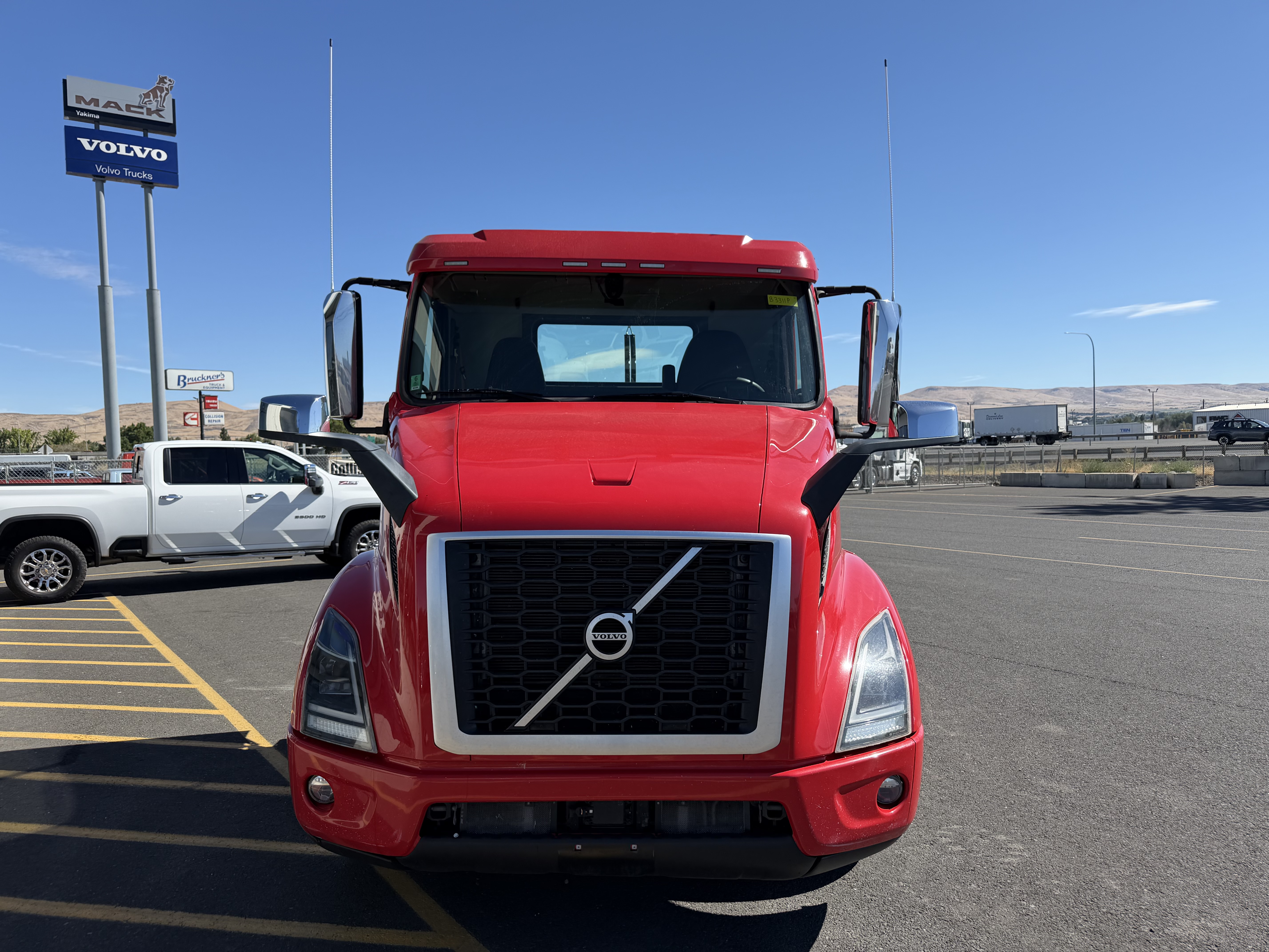 2023 Volvo VNR 640 in Yakima, WA — photo 2