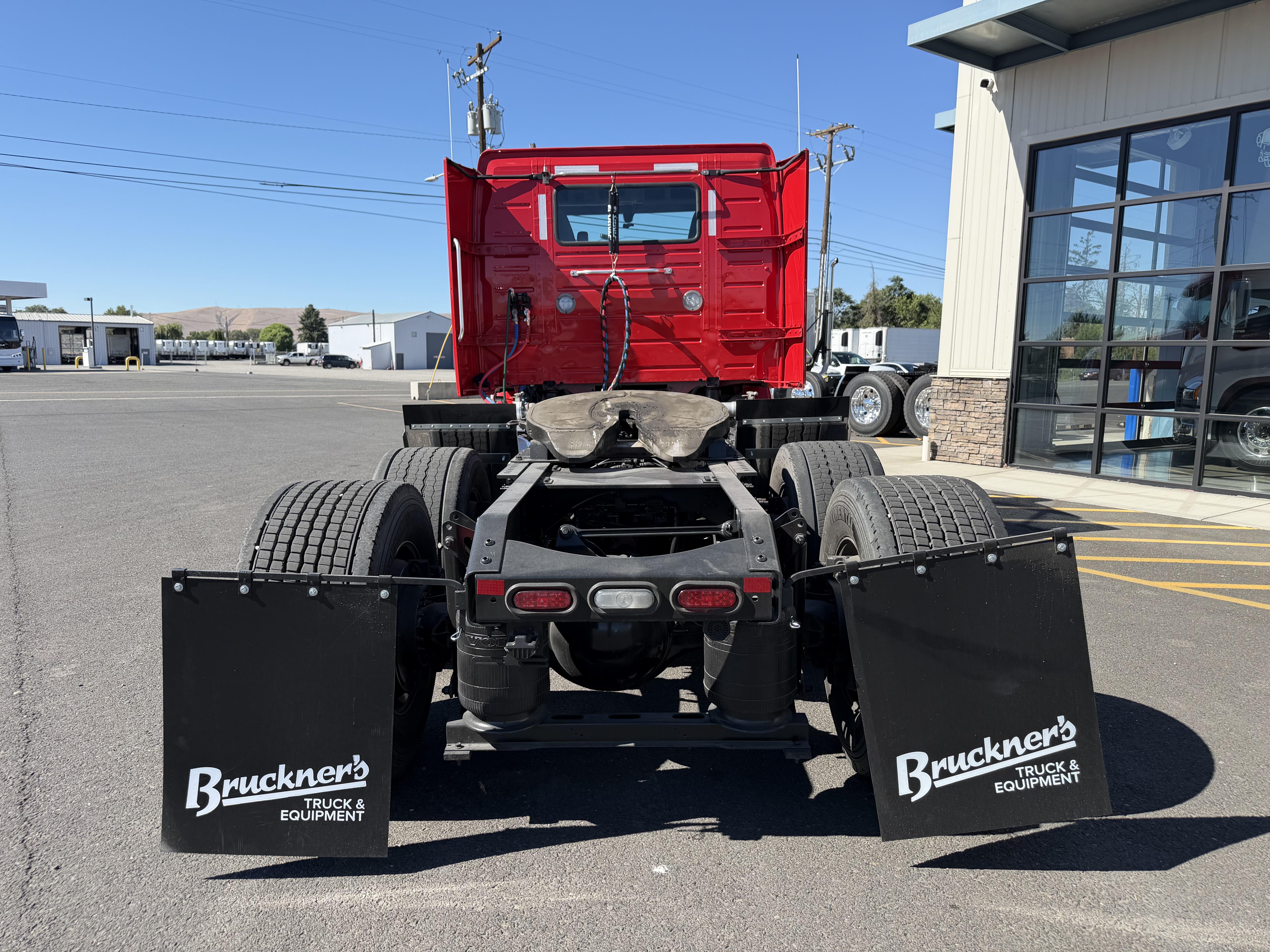 2023 Volvo VNR 640 in Yakima, WA — photo 6