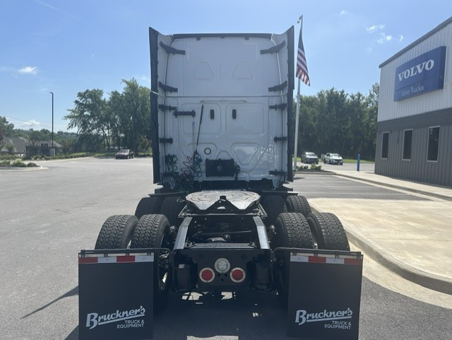 2023 Freightliner Cascadia in Van Buren, AR — photo 6
