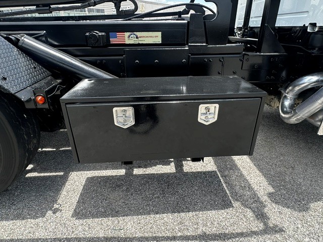 2020 Volvo VHD 300 in San Antonio, TX — photo 8