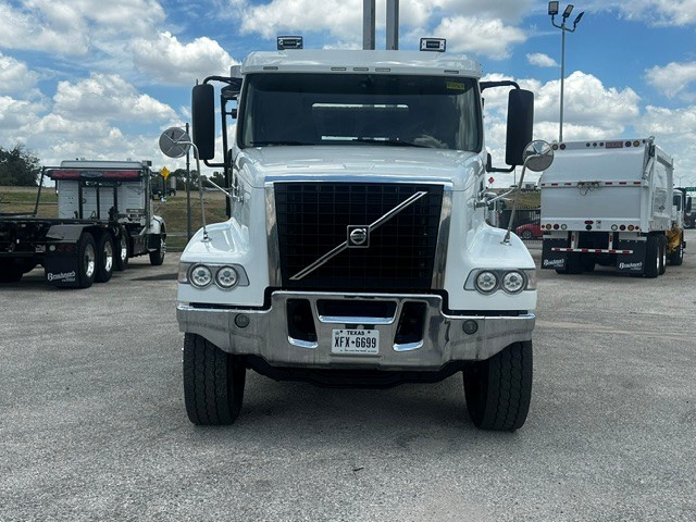 2020 Volvo VHD 300 in San Antonio, TX — photo 3