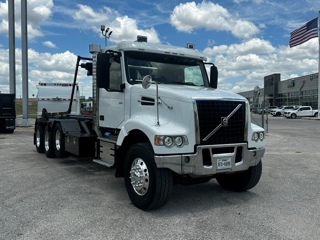 2020 Volvo VHD 300 in San Antonio, TX — photo 2