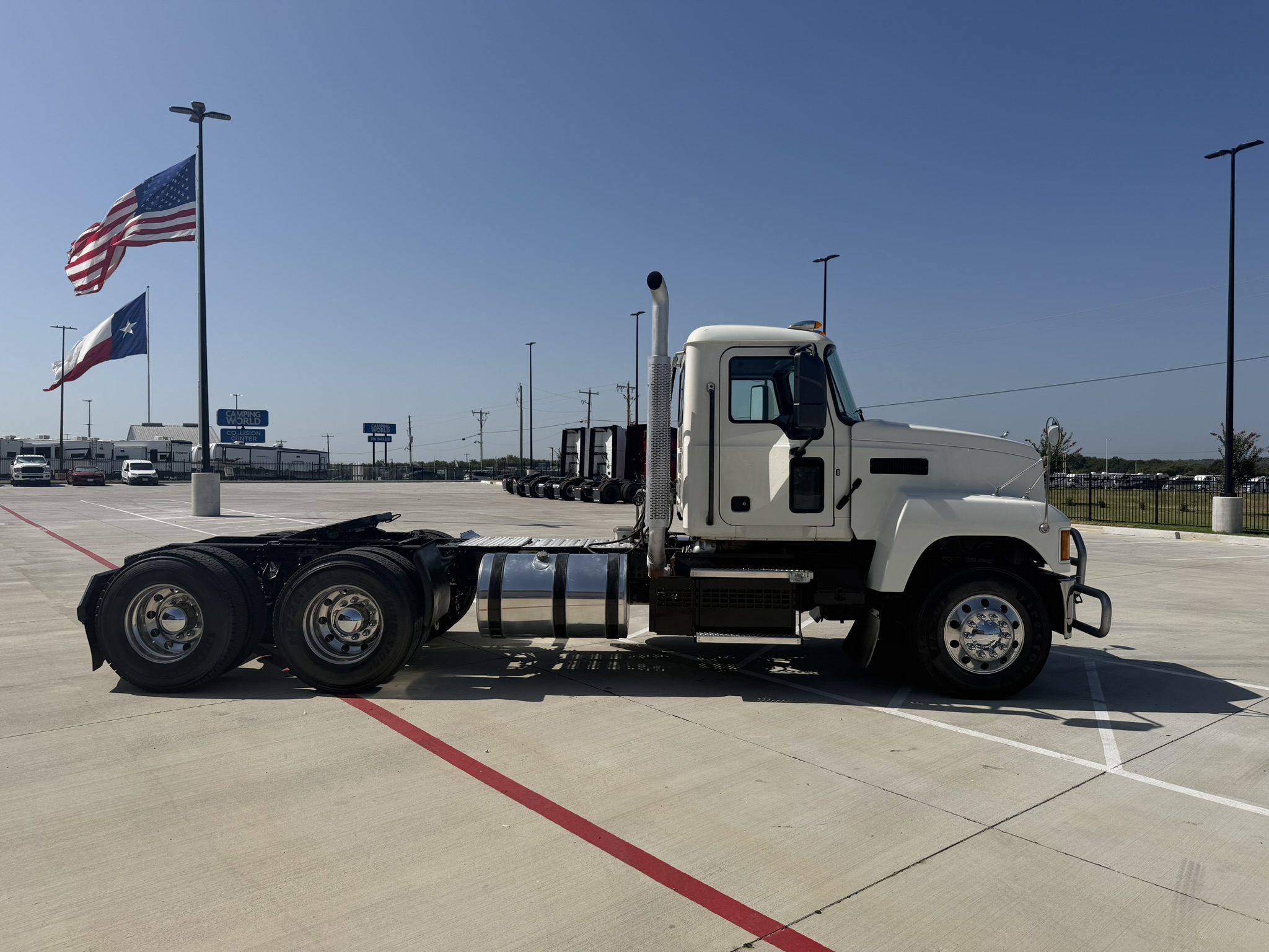 2020 Mack Pinnacle in Alvarado, TX — photo 4