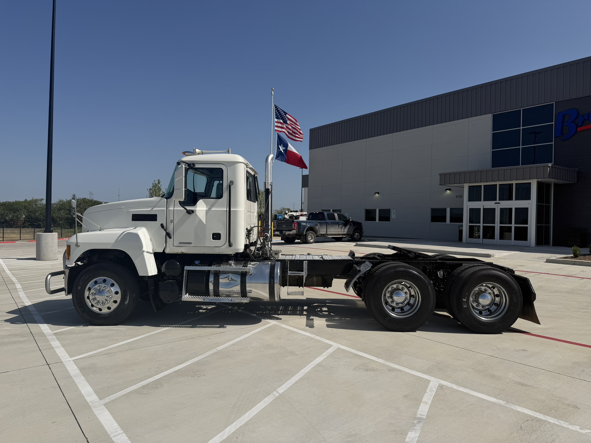 2020 Mack Pinnacle in Alvarado, TX — photo 8