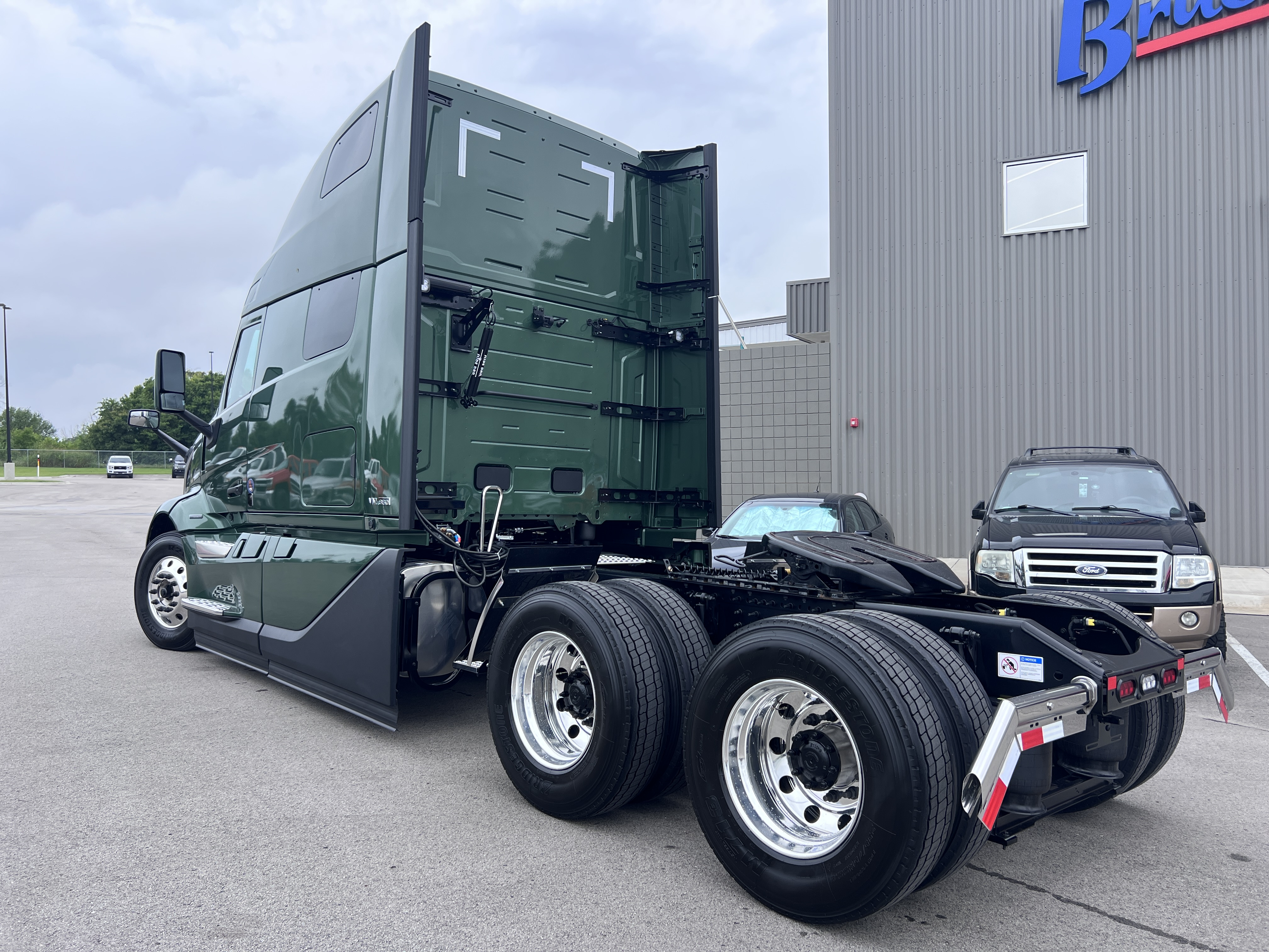 2027 Volvo VNL 860 in Tulsa, OK — photo 3