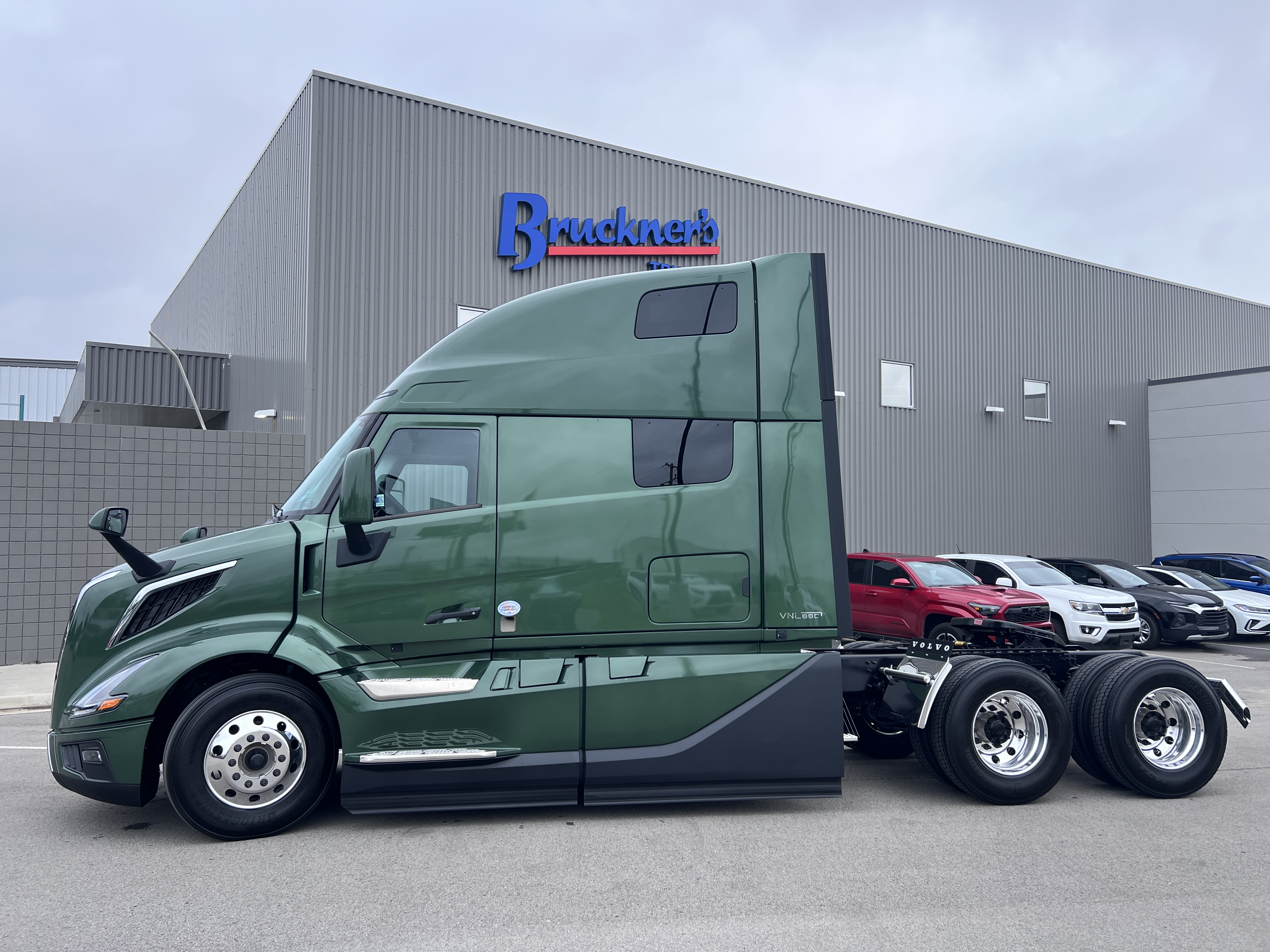 2027 Volvo VNL 860 in Tulsa, OK — photo 2