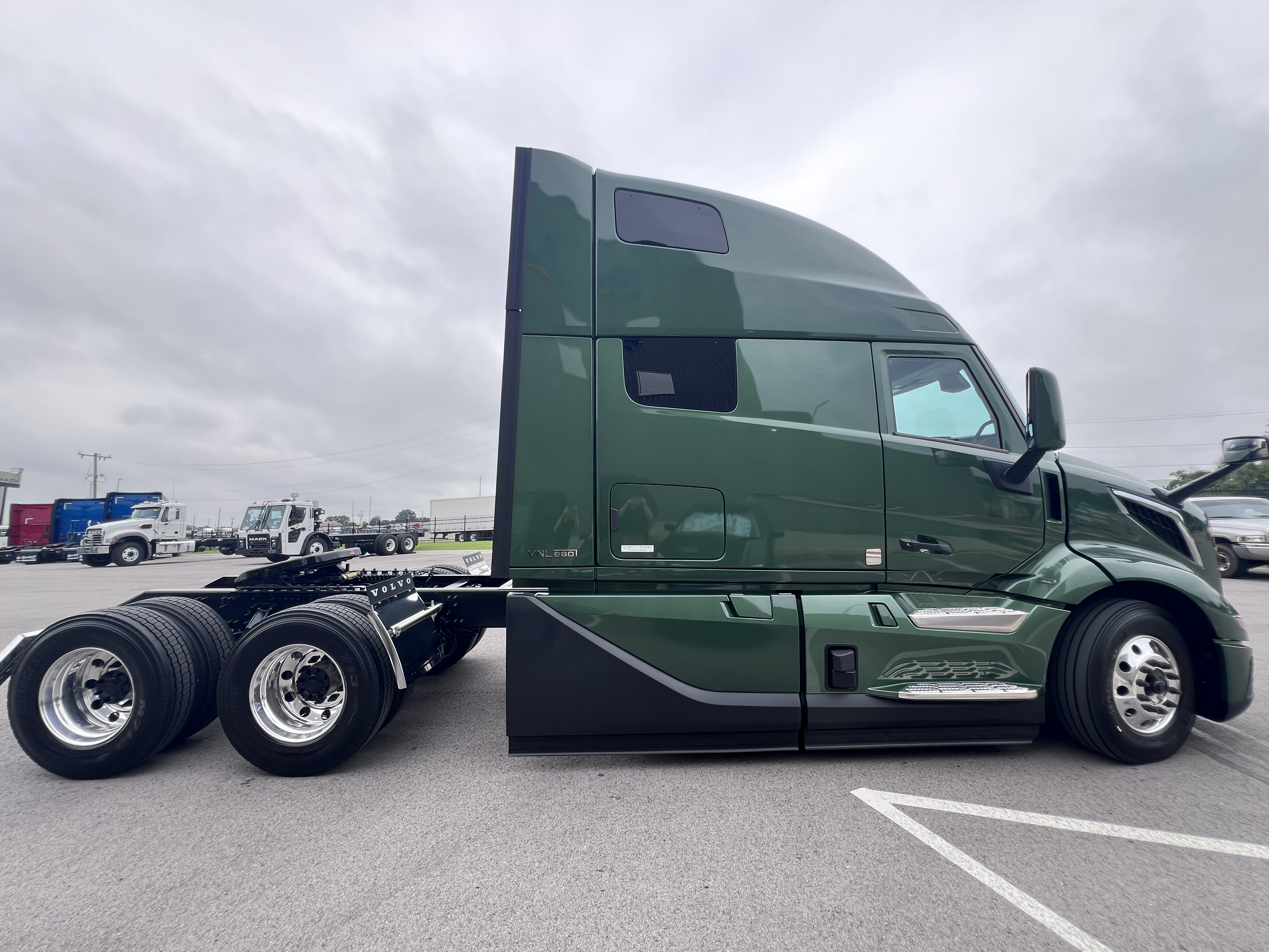 2027 Volvo VNL 860 in Tulsa, OK — photo 8
