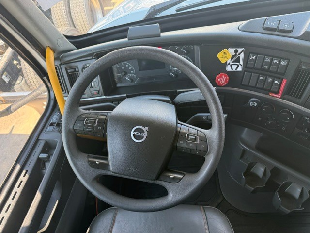 2025 Volvo VNL 860 in Amarillo, TX — photo 8